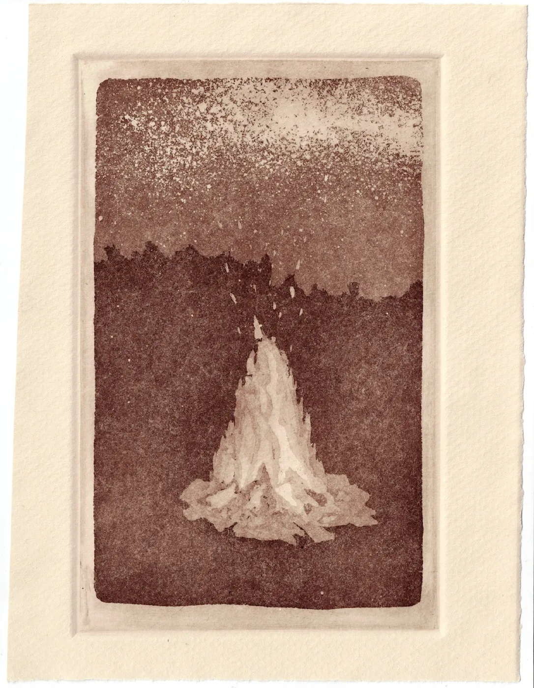 Grabado en tonos sepia de una fogata encendida en la noche, con chispas que suben hacia un cielo estrellado sobre una línea de árboles.